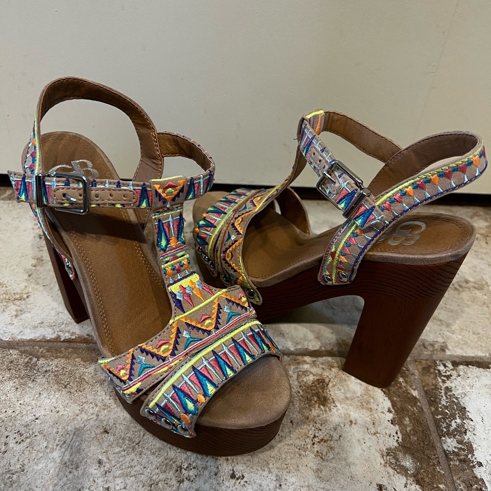 Gianni Bini embroidered platforms size 7